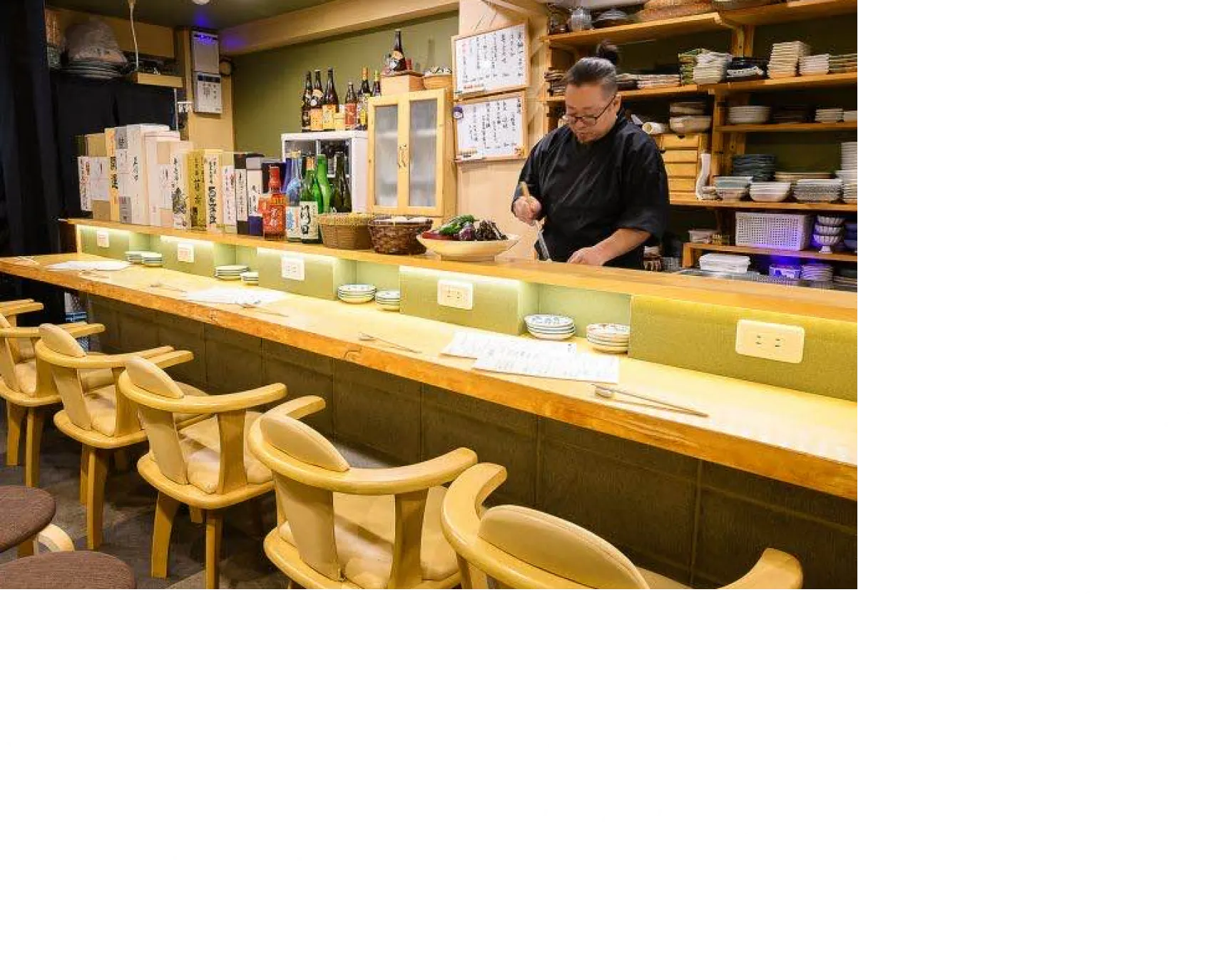 気軽にくつろげる大人の隠れ家としておもてなしします 「縁満居酒屋 皓月」は、お料理メニューを豊富に揃えているため、お酒を飲まない方でも美味しい食事とともに楽しい時間を過ごせる居酒屋です。忙しい毎日から少し離れ、落ち着いた空間でゆっくりと過ごしたい方にピッタリで、カウンター席やテーブル席で心地よい時間をお楽しみいただけます。見つけにくいけれど、一度訪れたらその魅力に気づける京都・河原町の隠れ家居酒屋で、京都市役所前駅から徒歩約4分という好立地にもかかわらず、静かで落ち着いた雰囲気を楽しめます。